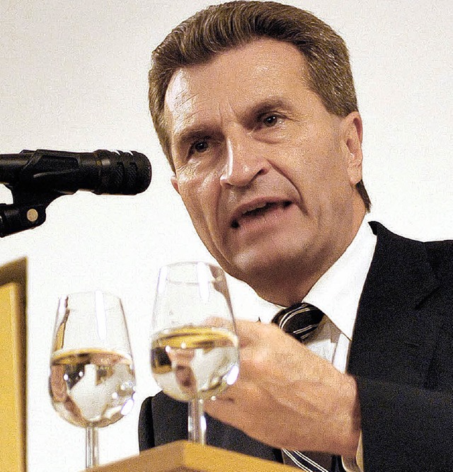 Gnther Oettinger bei seiner Rede in Oberbergen   | Foto: bohn