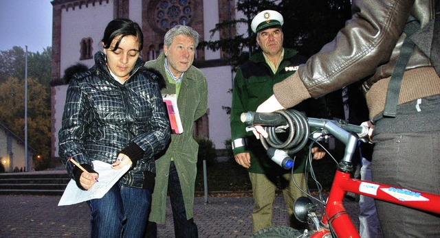 Schlerinnen und Schler der Klassenst...e Aktion fr mehr Verkehrssicherheit.   | Foto: Ralf Burgmaier