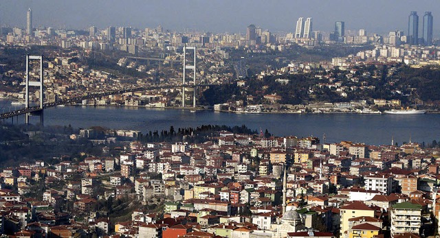 Stadt auf zwei Kontinenten: Brcke ber den Bosporus   | Foto: baer-bogenschtz