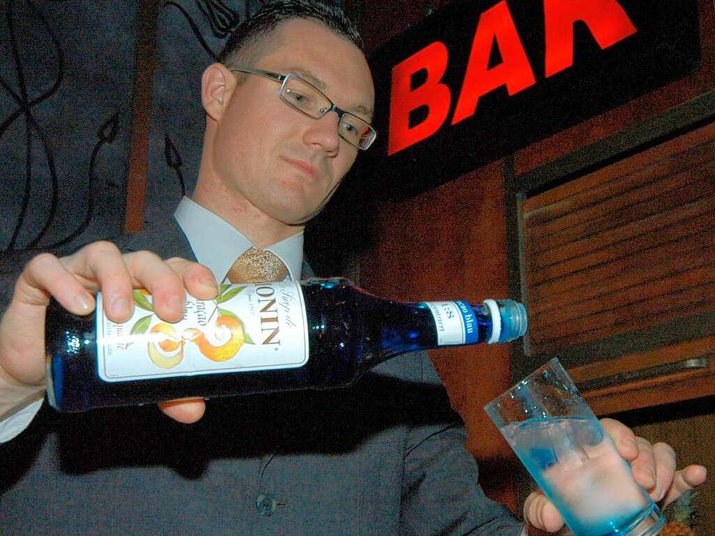 Barkeeper Andreas Michel mixt die ersten Cocktails.