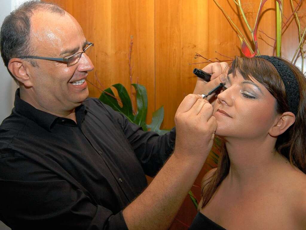 Make-up-Artist von Givenchy Oscar von Jankowsky bereitet Alicia Queck von der Nobilis-Group vor.