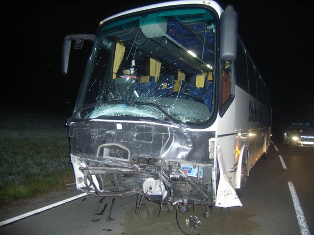 Gegen diesen Reisebus prallte der mit zwei jungen Mnnern besetzte  Golf polizei  | Foto: Polizei