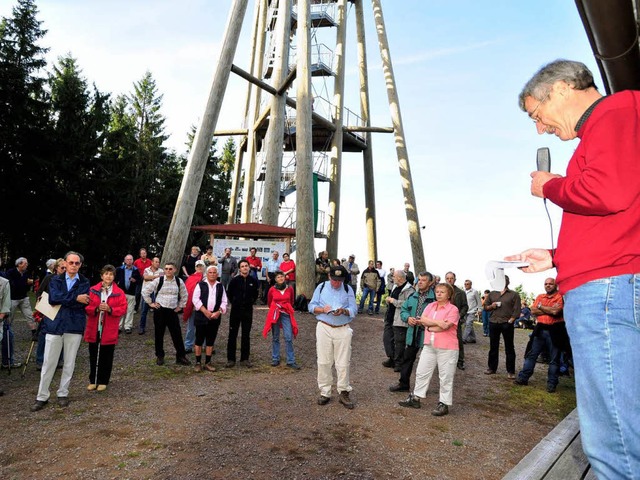 Ratold Moriell, Vorsitzender der Ortsg...egrt die Wanderer auf dem Hnersedel  | Foto: Dieter erggelet