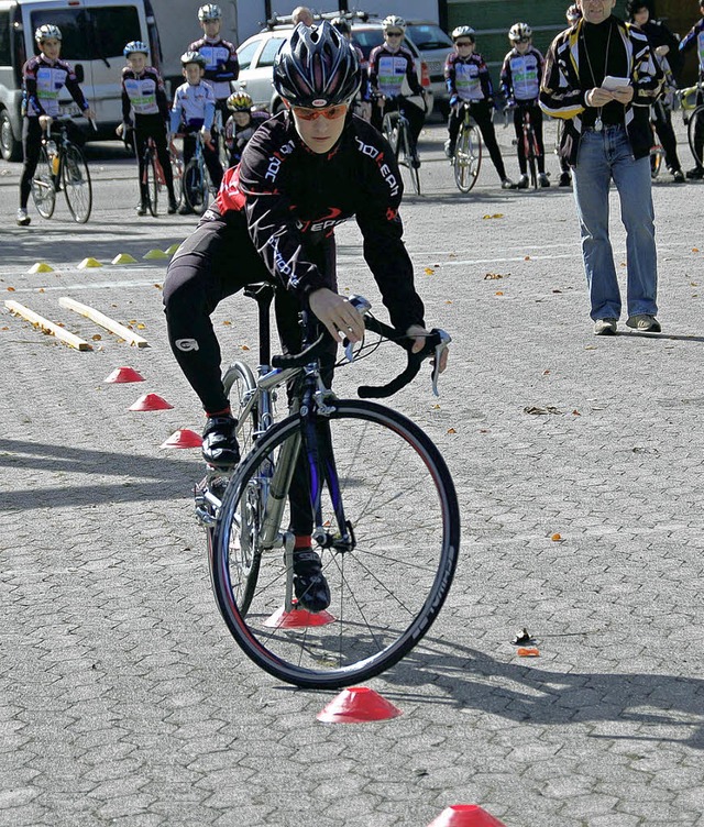 Das Knnen der Nachwuchsradrennfahrer ... Geschicklichkeitsparcours getestet.    | Foto: sebastian ehret