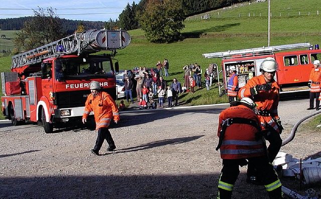 Groeinsatz am Nopperhof: Zur Herbtsch...ollte auch die Drehleiter aus Wehr an.  | Foto: Wolfgang Adam