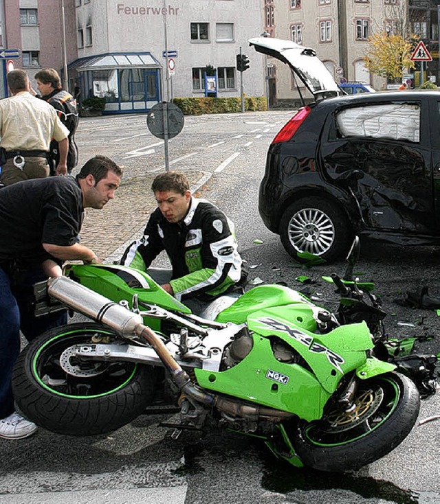 An Motorrad und Auto entstand erheblicher Schaden.    | Foto: Mller