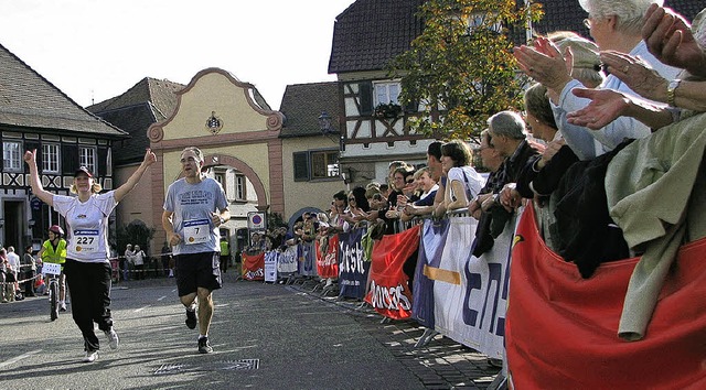 Mit Applaus und Zurufen feuert das Pub...an &#8211; vom Ersten bis zum Letzten.  | Foto: Stefan Merkle