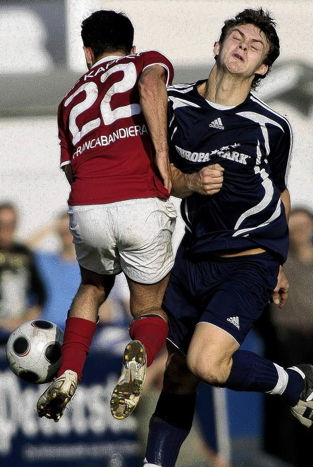 Fussball 2008/2009SV Rust vs. SC Kappe...e. im Zweikampf mit Spieler Kappel li.  | Foto: Peter Aukthun-Goermer