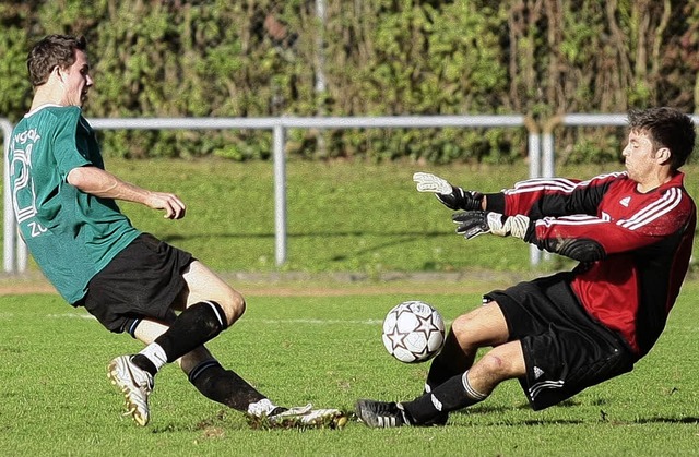 Fussball Landesliga, Spvgg. Lahr vs. T...mpf mit Benjamin Ruf (TUS Durbach) re.  | Foto: Peter Aukthun-Grmer