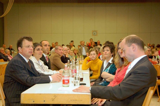 Die drei Kandidaten mit ihren Familien bei der bekanntgabe des Wahlergebnisses.   | Foto: karlheinz Scherfling