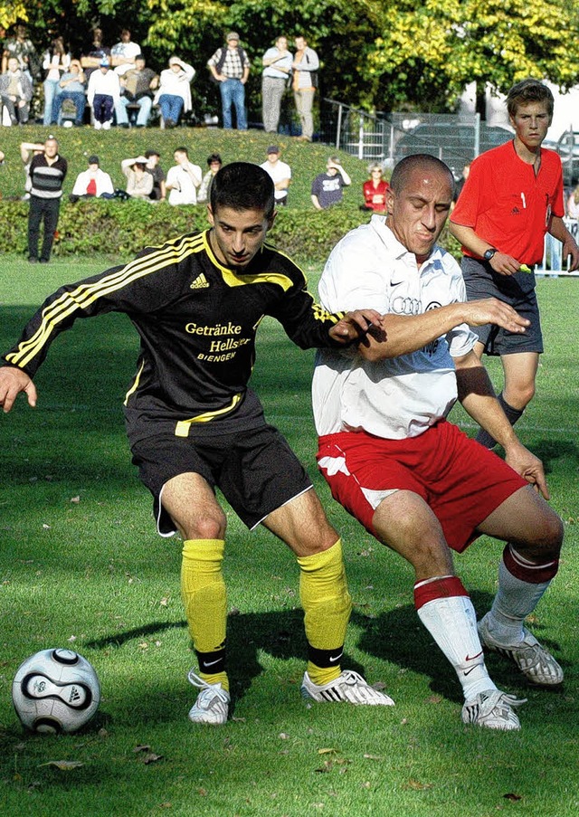 Der Biengener Ycel Duman (links) luch...om FC Bad Krozingen hier den Ball ab.   | Foto: Claus Zimmermann