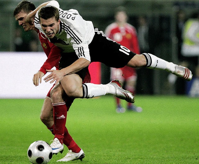 Flugstunde: Lukas Podolski (rechts) im...mpf mit dem  Russen Alexej Beresuzki    | Foto: dpa