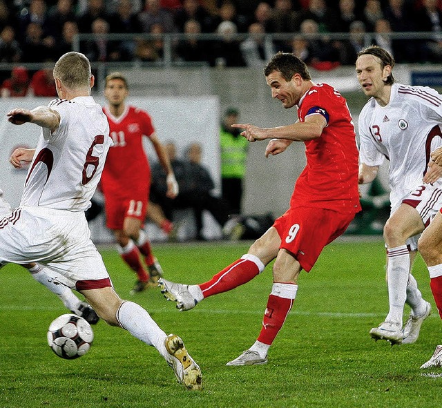 Alexander Frei (rotes Trikot, vorne) trifft zum 1:0 fr die Schweiz.   | Foto: dpa