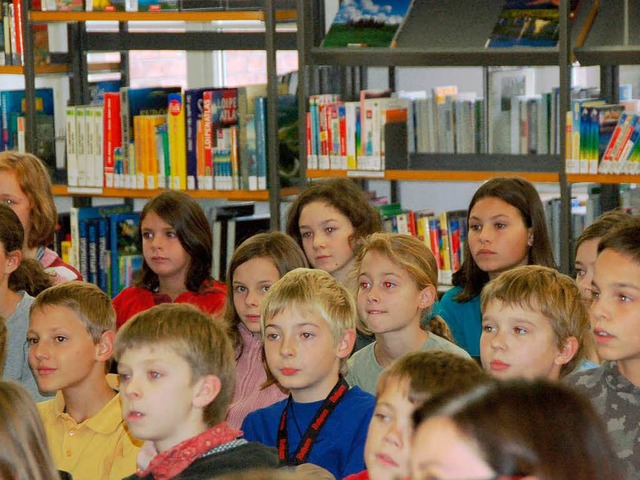 Gebannt lauschen die Kinder in der Off...trgen zum Auftakt der Frederickstage.  | Foto: Helmut Seller