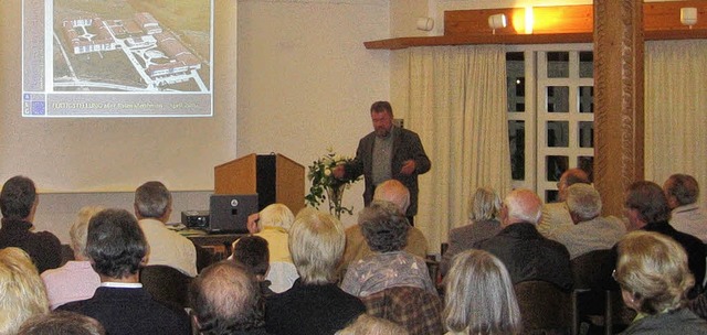 Pater Walter Happel bei seinem Vortrag...grund ein Bild der Schule in Prizren.   | Foto: Stefan Sahli