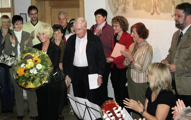 Blumen fr Gerda Hoeft gab&#8217;s bei...r VHS-Kreativ-Ausstellung im Rathaus.   | Foto: Khnemund