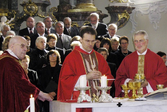 Die Pfarrer  Franz Rees, Manfred Huber...ns-Jrgen Decker (von links) am Altar.  | Foto: haberer