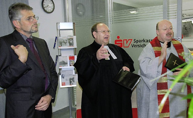 Die beiden Pfarrer Eckart Kopp und Mat...eschftsstellenleiter Helmut Kienzle.   | Foto: Khnemund