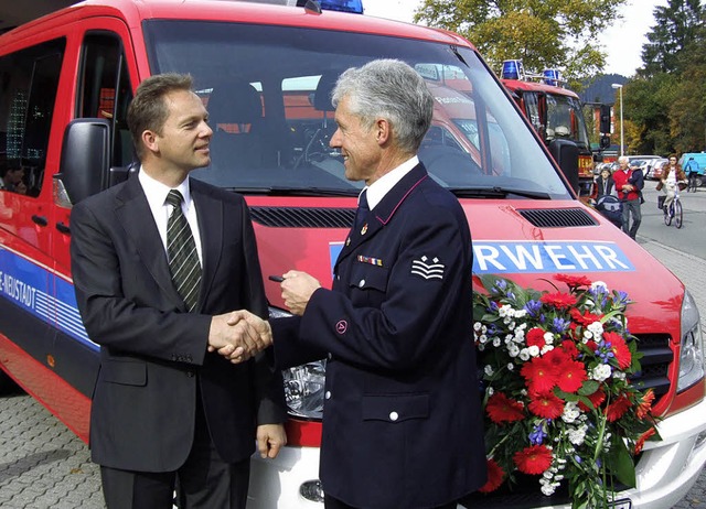 Brgermeister Armin Hinterseh bergab ...auch die Jugendfeuerwehr ihr Knnen.    | Foto: Markus Straub