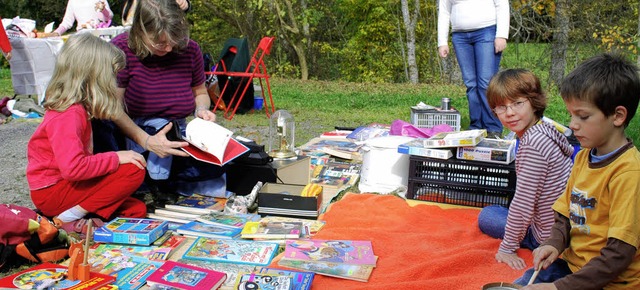 Whrend die einen beim Flohmarkt in Ho...f eine Aufbesserung des Taschengeldes.  | Foto: Daniela Jarusel