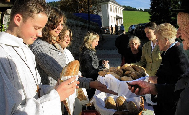 Nach dem Erntedankgottesdienst verkau...Betrieb&#8220; der Landvolk-Bewegung.   | Foto: Gaby Beha