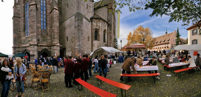 Auf dem Platz vor dem Breisacher  Mns...in diesem Jahr das Pfarrfest gefeiert.  | Foto: martin hau