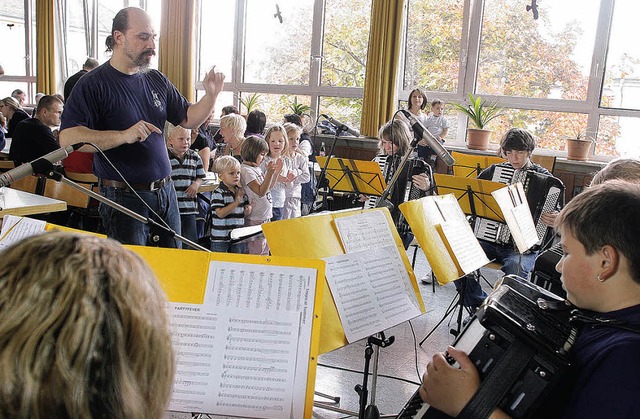 Auch der  Harmonika-Verein  Geroldseck...ltete das Fest der Pfarrgemeinde mit.   | Foto: Heidi Fssel