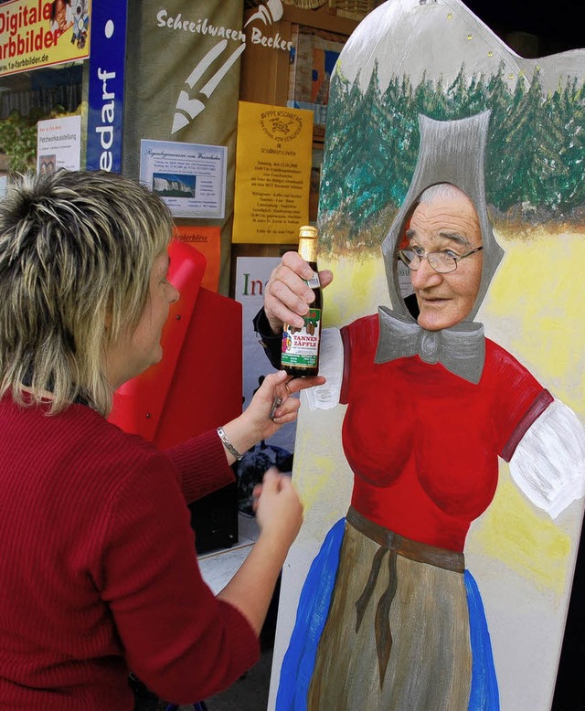 Prost! Eine tuschend echte &#8222;Biergit&#8220; posiert.   | Foto: karin maier