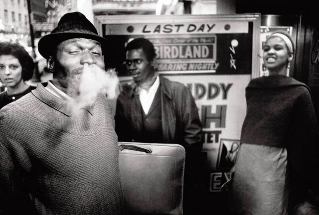 Der Schlagzeuger Elvin Jones vor dem N...Standardwerk &#8222;Jazz Life&#8220;.   | Foto: Taschen