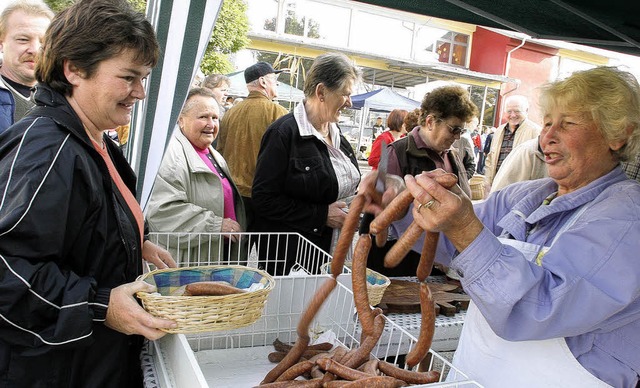 Frische Wrste &#8211; die Bauernmarktbesucher wussten es zu schtzen.   | Foto: heidi fssel