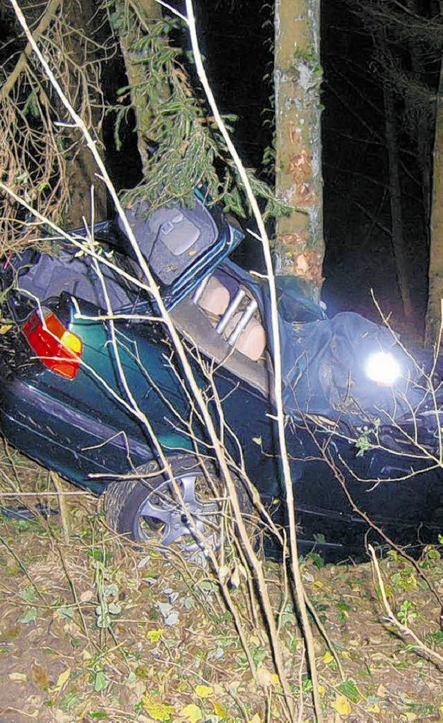 Nur ein Blechhaufen blieb voauf der Kr...b Dogerns  gegen einen Baum prallte.    | Foto: Polizei