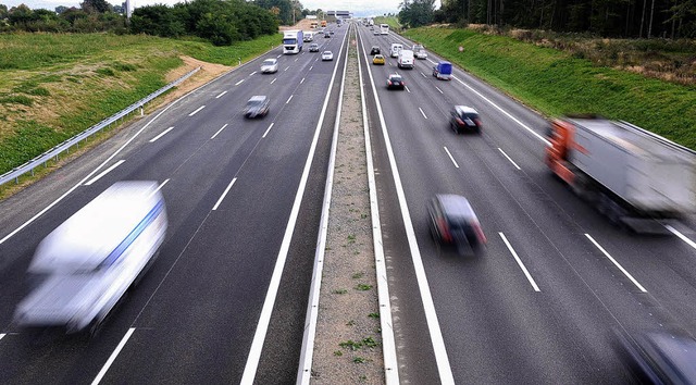 So flott wie auf der A8 soll&#8217;s  ... vorangehen &#8211; mit sechs Spuren.   | Foto: dpa