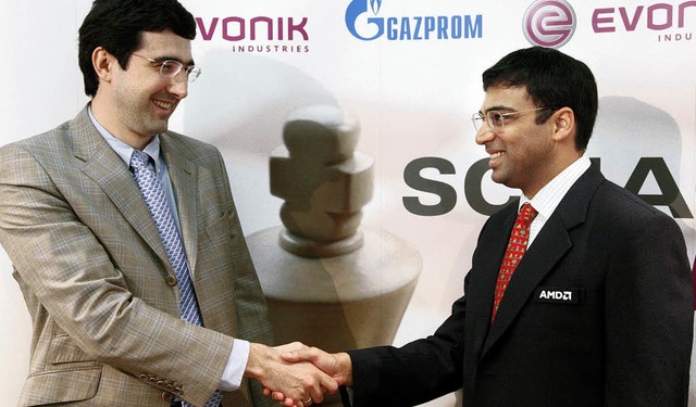 Hndedruck vor dem ersten Zug: Wladimi...(links) und Viswanathan Anand in Bonn.  | Foto: dpa