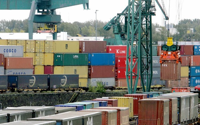 Container im Hafen von Kln-Niehl: Die...tweltmeister Deutschland treffen wird.  | Foto: dpa