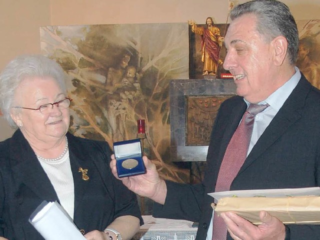 Walter Blattert, Vorsitzender des Kirc...trina-Medaille des Ccilien-Verbandes.  | Foto: Dietmar Noeske