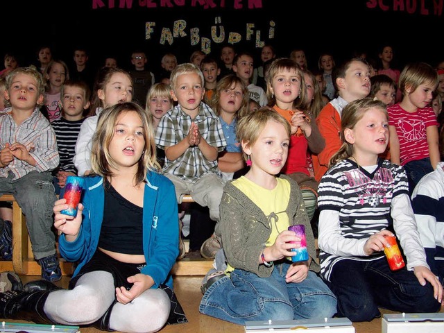 Zum Jubilum von Schule und Kindergarten Weitenau sang ein Gesamtchor  | Foto: Silke Hartenstein