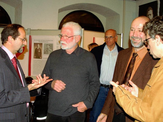 Archivdirektor Rehm  im Gesprch mit E...echts Endingens Brgermeister Schwarz.  | Foto: Ilona Huege