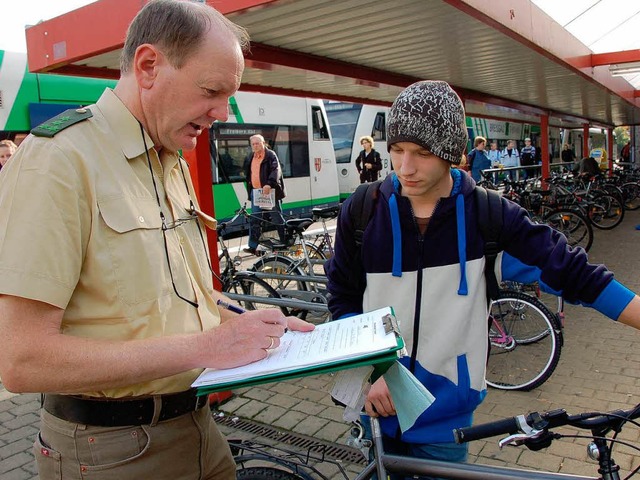 Am Breisacher Bahnhof haben Polizisten...ntmer mit Fahrradpssen ausgestattet.  | Foto: Sarah-Lena Stein