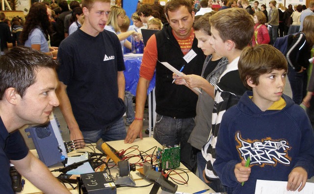 An Stnden und in Workshops konnten si...eruflichen Mglichkeiten informieren.   | Foto: Karlernst Lauffer