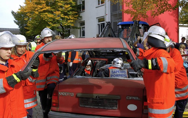 Whrend die Merdinger Feuerwehr Dach u...Unfallauto&#8220; um die Verletzten.    | Foto: sebastian ehret