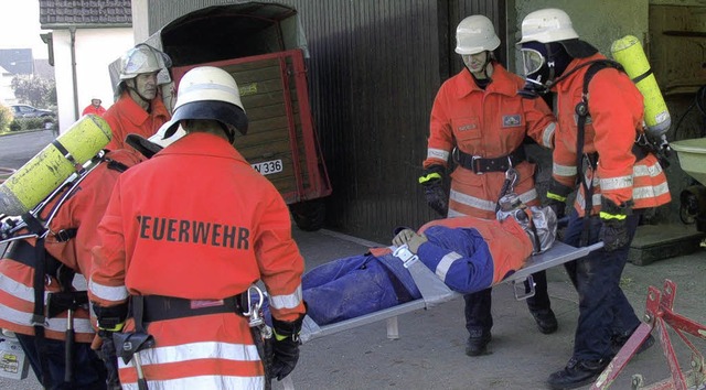 Unter Atemschutz rettete die Feuerwehr...schlussbung Opfer aus einem Gebude.   | Foto: Dietmar Noeske