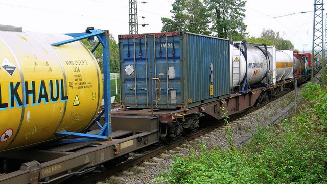 Der Gterzug mit dem leckenden Tankwagen auf dem Abstellgleis   | Foto: Bernd Michaelis