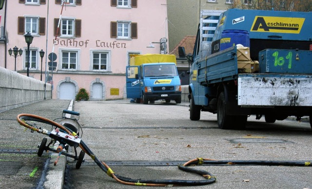 Gestern  wurde mit den Sanierungsarbei... Laufenbrcke in Laufenburg begonnen.   | Foto: Elisabeth Frieling