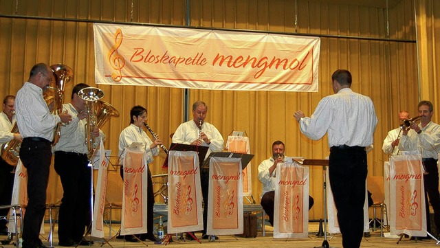 Die &#8222;Bloskapelle mengmol&#8220; ...smusik und bekam dafr viel  Beifall.   | Foto: hans-dieter folles