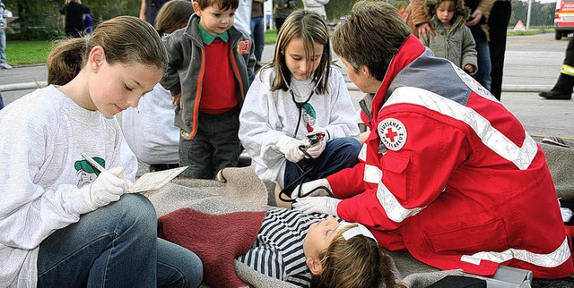 Mitglieder des Jugendrotkreuzes Wollba...amen bung mit den Jugendfeuerwehren.   | Foto: michael raab