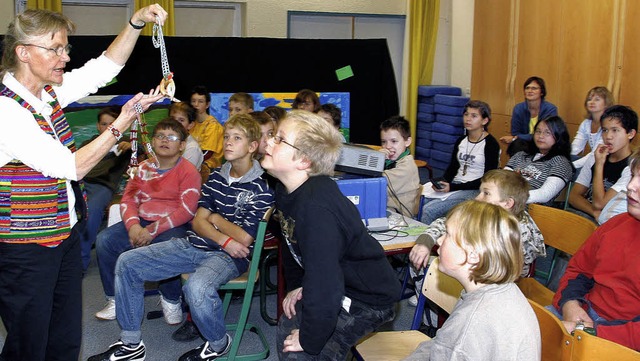 Annette Khlwein zeigt, was sie aus de...haut es sich besonders neugierig  an.   | Foto: Heidi Fssel