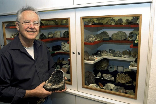 Dieter Nickolay vor einer seiner Mineralien-Schatztruhen  | Foto: Thomas Kunz