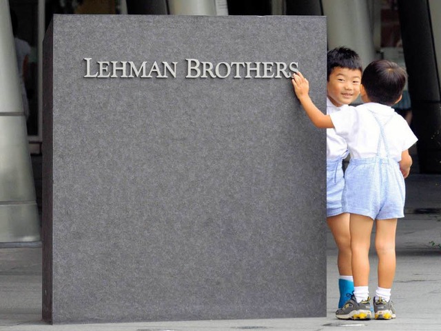 Taugt nur noch zum Versteckspielen: Firmenschild der Lehman Brothers in Tokio.   | Foto: dpa