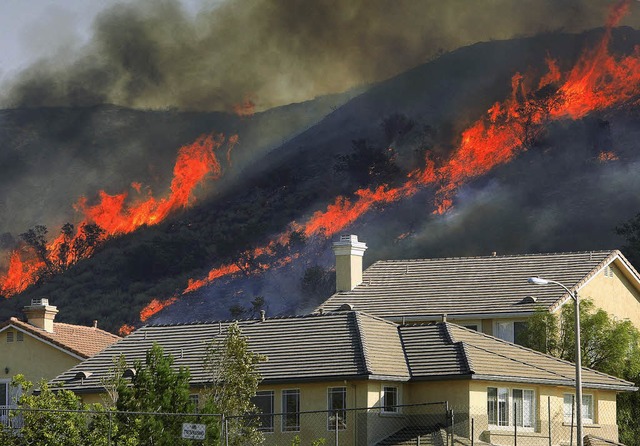 Brnde wten ber den Husern im San-F...nordwestlichen Teil von Los Angeles.    | Foto: AFP