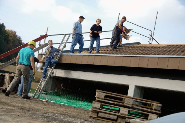 <Bildtext>Ehrenamtsaktion: Viele flei...d Hauptschule  in Mubach</Bildtext>.   | Foto: Pia Grttinger